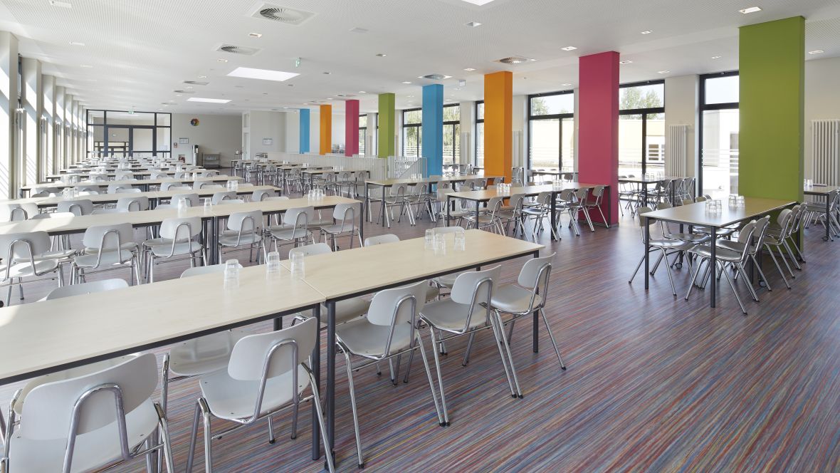 Mensa der Gesamtschule Brakel Speisesaal mit gestreiftem Boden – Forbo Striato Colour